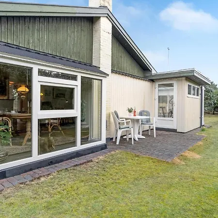 2 Bedroom Awesome In Casa vacanze *