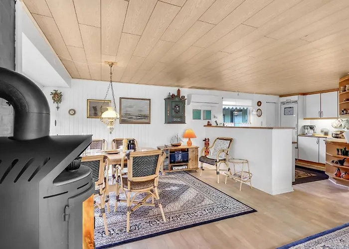 2 Bedroom Awesome In Dom wakacyjny *