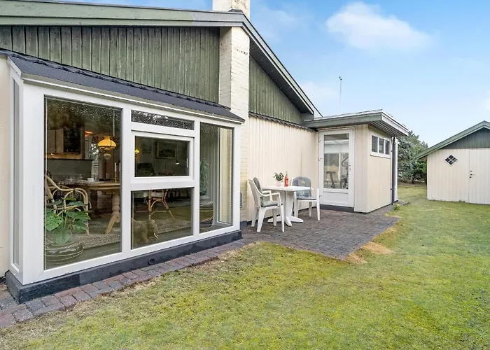 2 Bedroom Awesome In Dom wakacyjny *